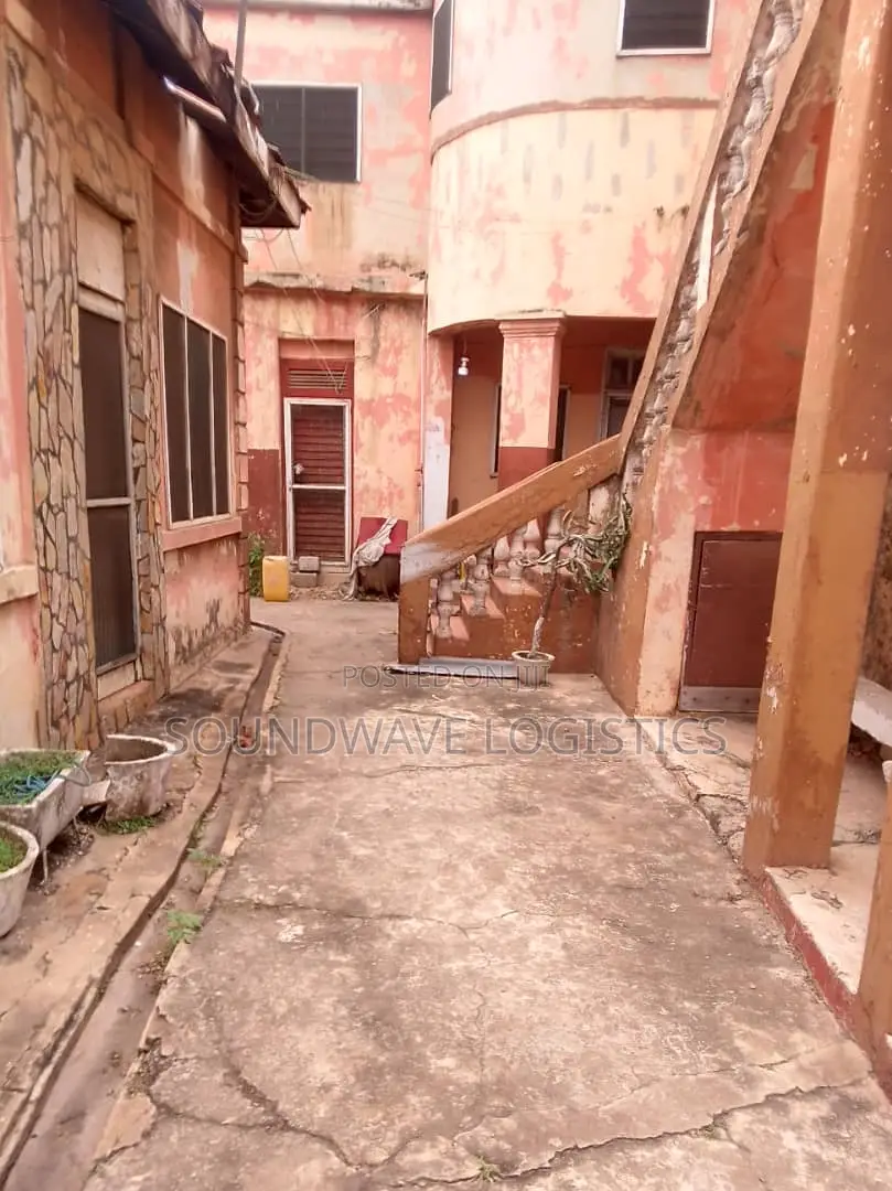 10bdrm House in Market for sale