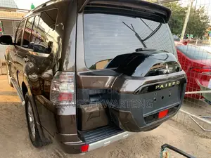 Mitsubishi Pajero 2017 Silver