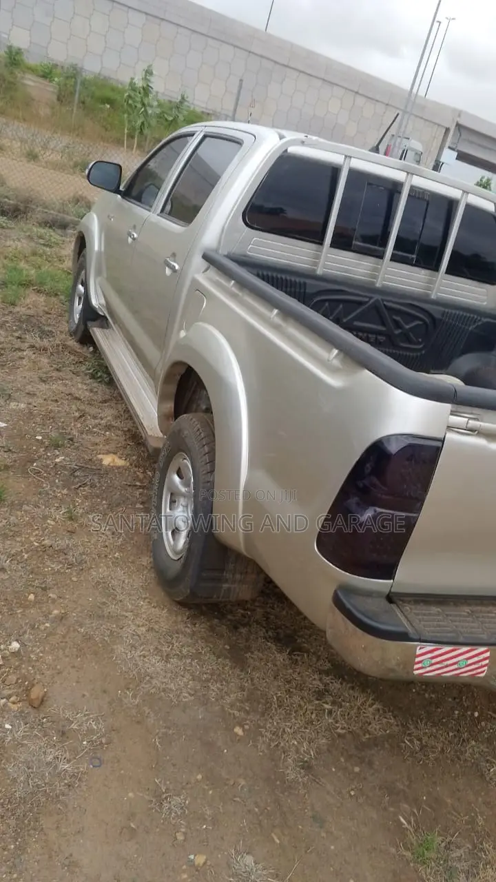 Toyota Hilux 2012 Gray