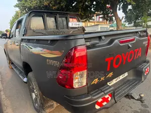 Toyota Hilux SR 4x4 2016 Black