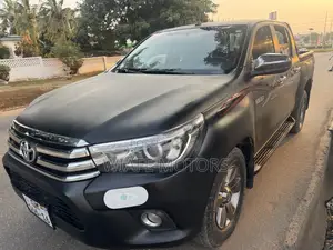 Toyota Hilux SR 4x4 2016 Black