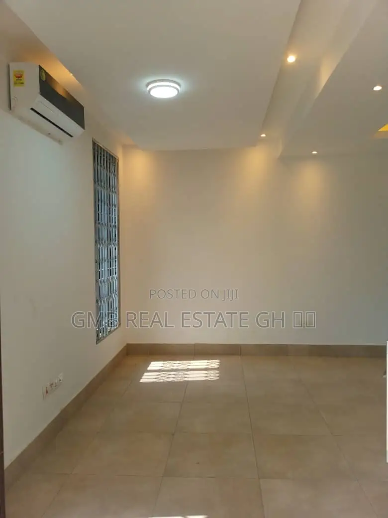 3bdrm Townhouse/Terrace in Dzorwulu for sale