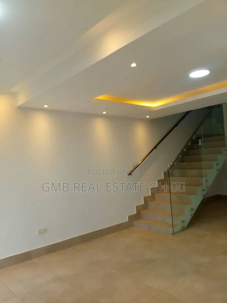 3bdrm Townhouse/Terrace in Dzorwulu for sale