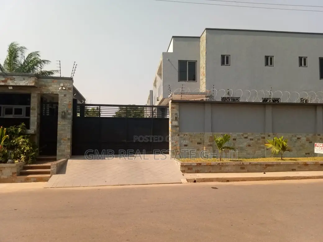 3bdrm Townhouse/Terrace in Dzorwulu for sale