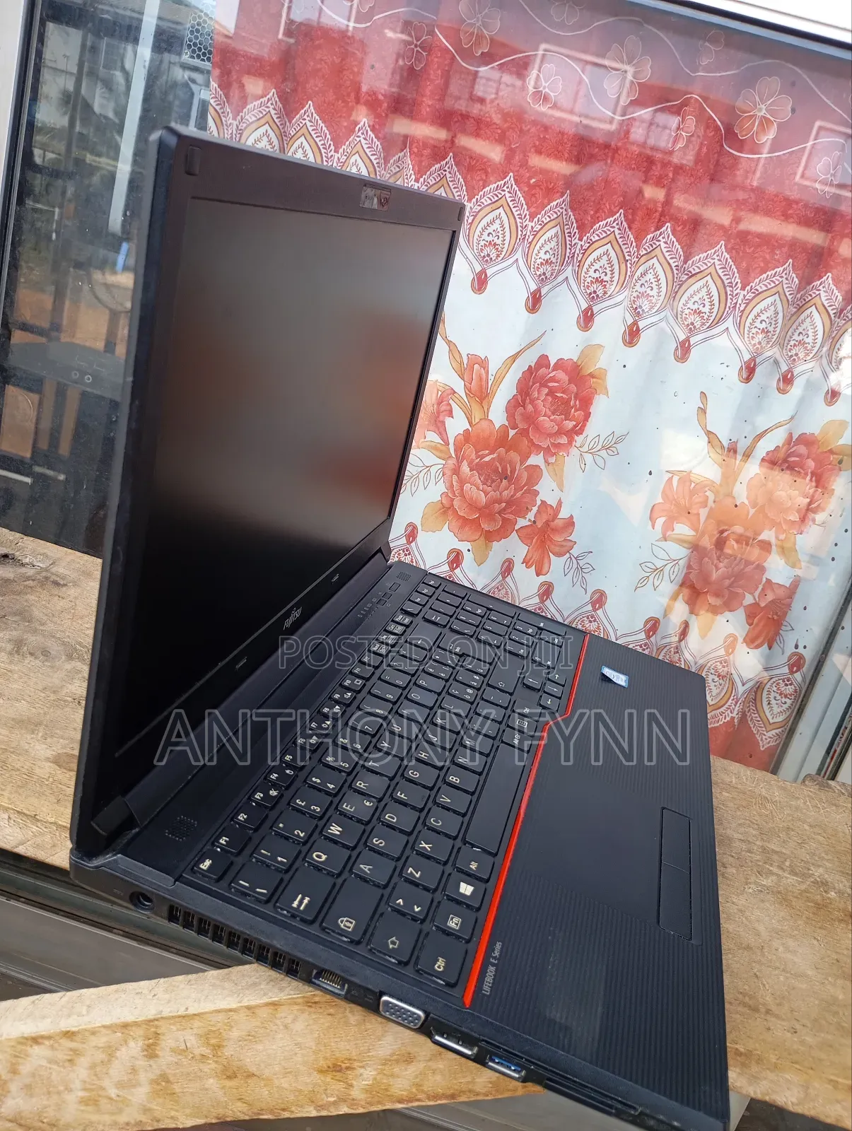 Laptop Fujitsu Lifebook E556 8GB Intel Core i3 SSD 256GB