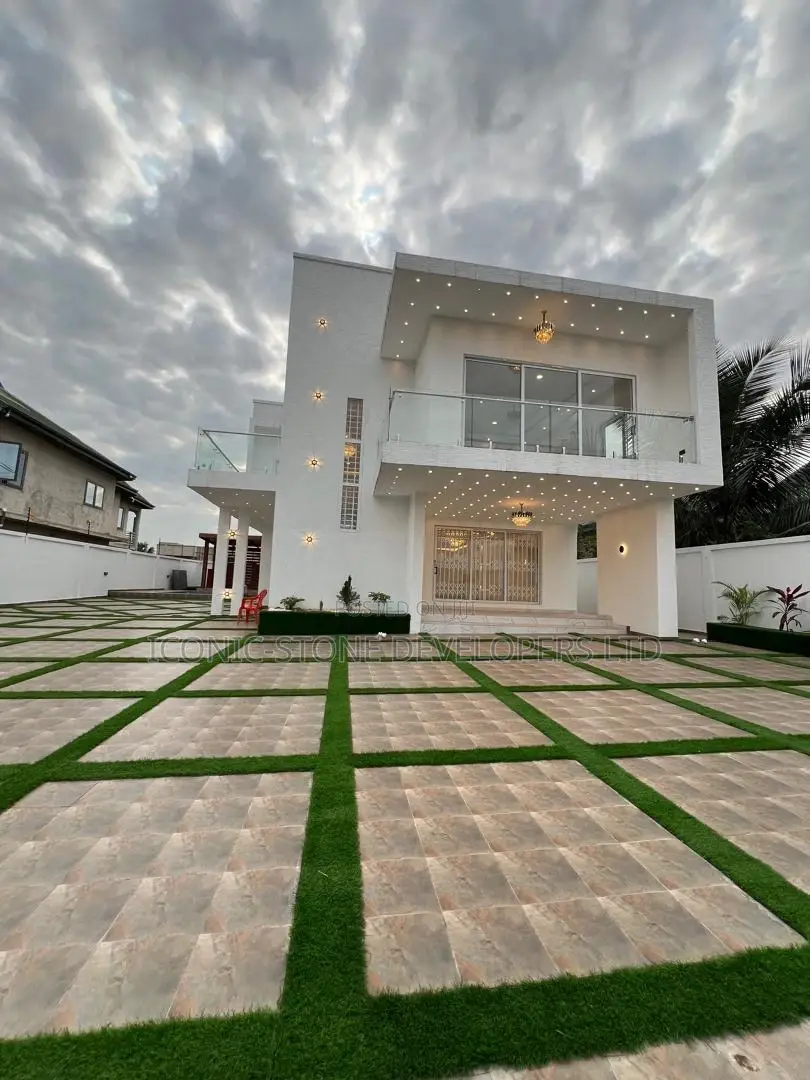 5bdrm House in Adenta, School Junction for sale
