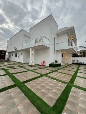 5bdrm House in Adenta, School Junction for sale