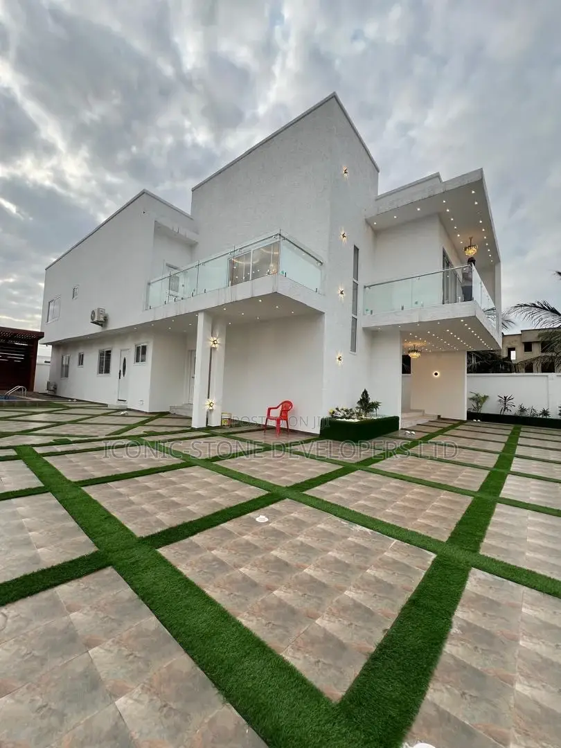 5bdrm House in Adenta, School Junction for sale