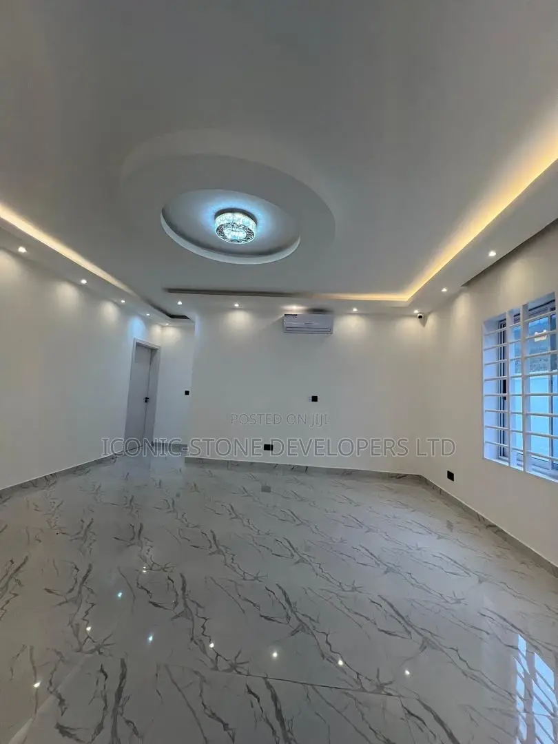 5bdrm House in Adenta, School Junction for sale