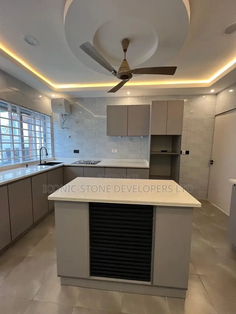 5bdrm House in Adenta, School Junction for sale