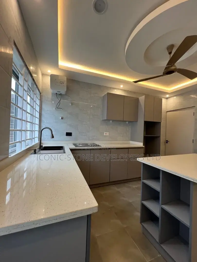 5bdrm House in Adenta, School Junction for sale
