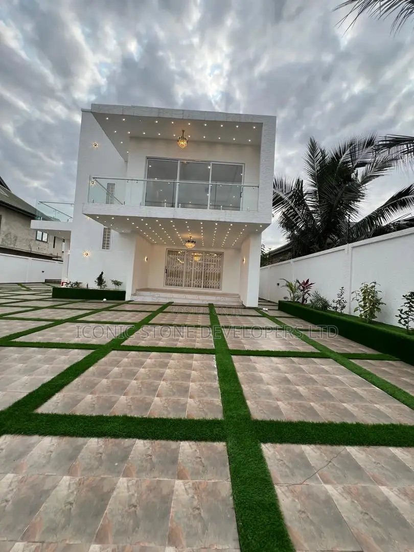 5bdrm House in Adenta, School Junction for sale