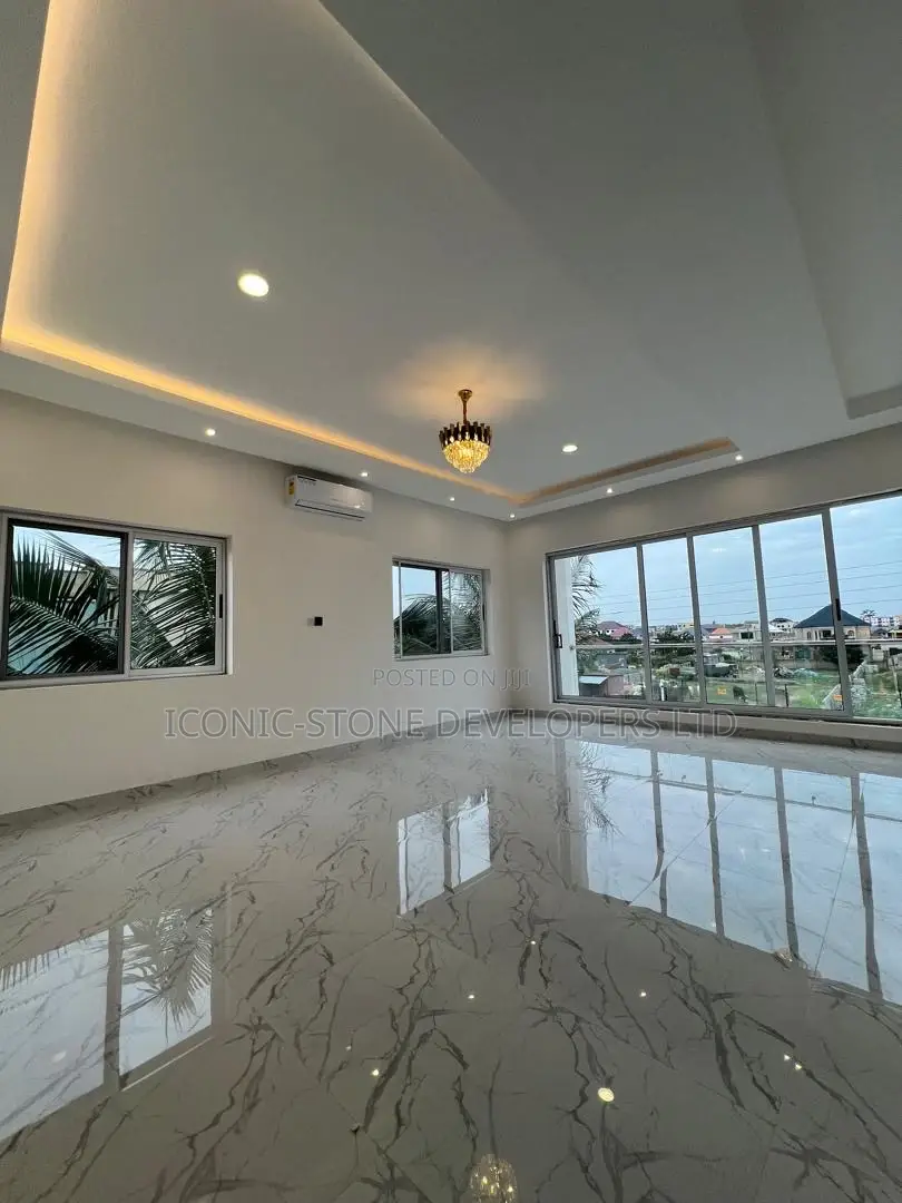 5bdrm House in Adenta, School Junction for sale
