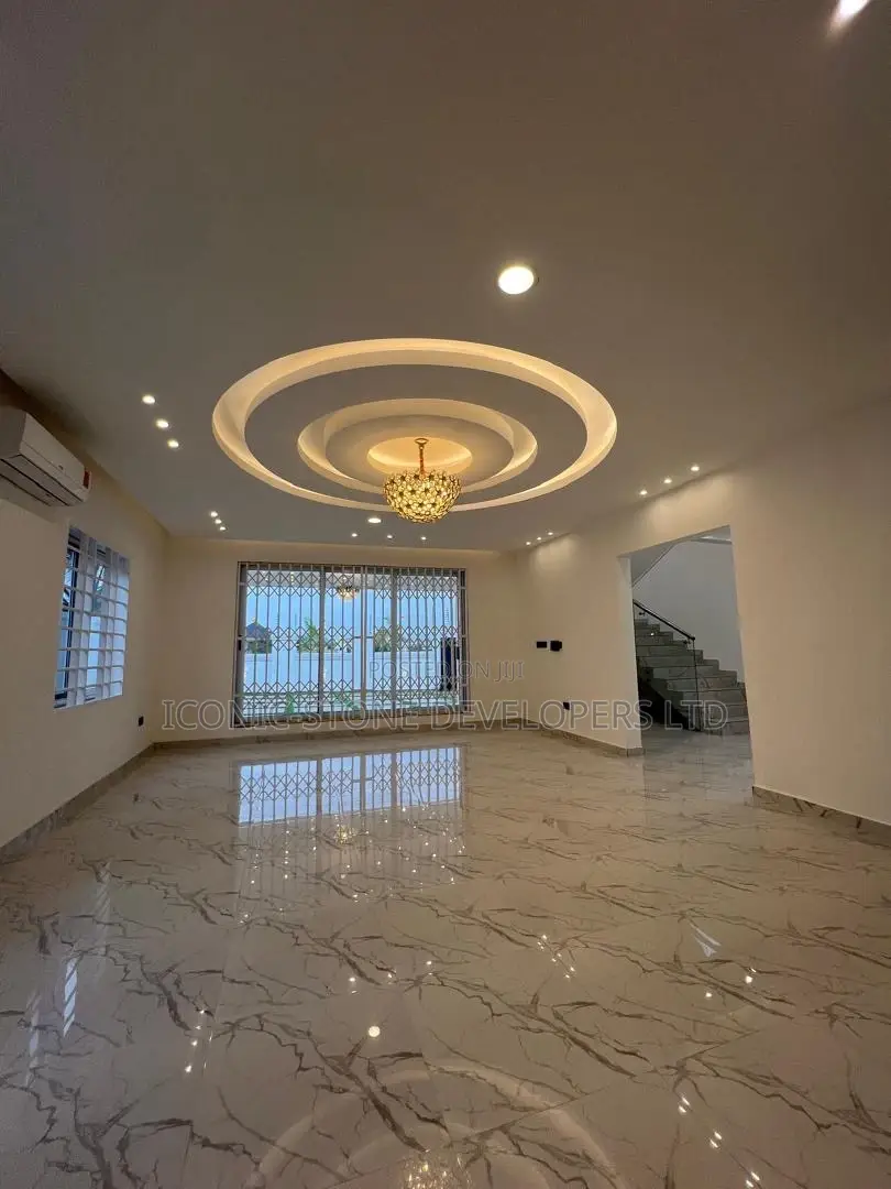 5bdrm House in Adenta, School Junction for sale