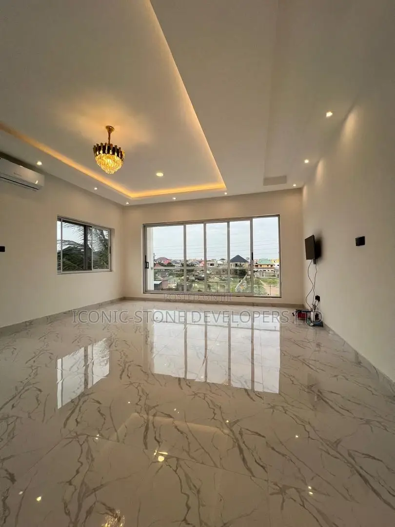 5bdrm House in Adenta, School Junction for sale