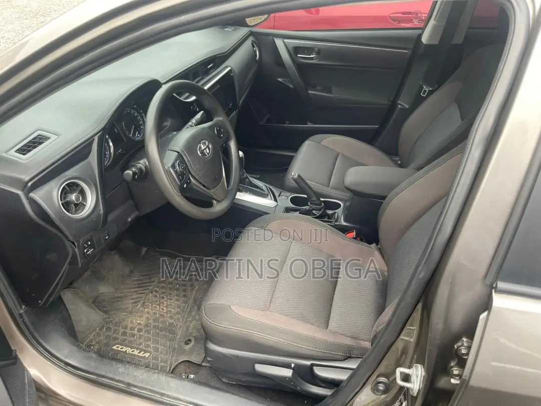 Toyota Corolla LE (1.8L 4cyl 2A) 2019 Brown