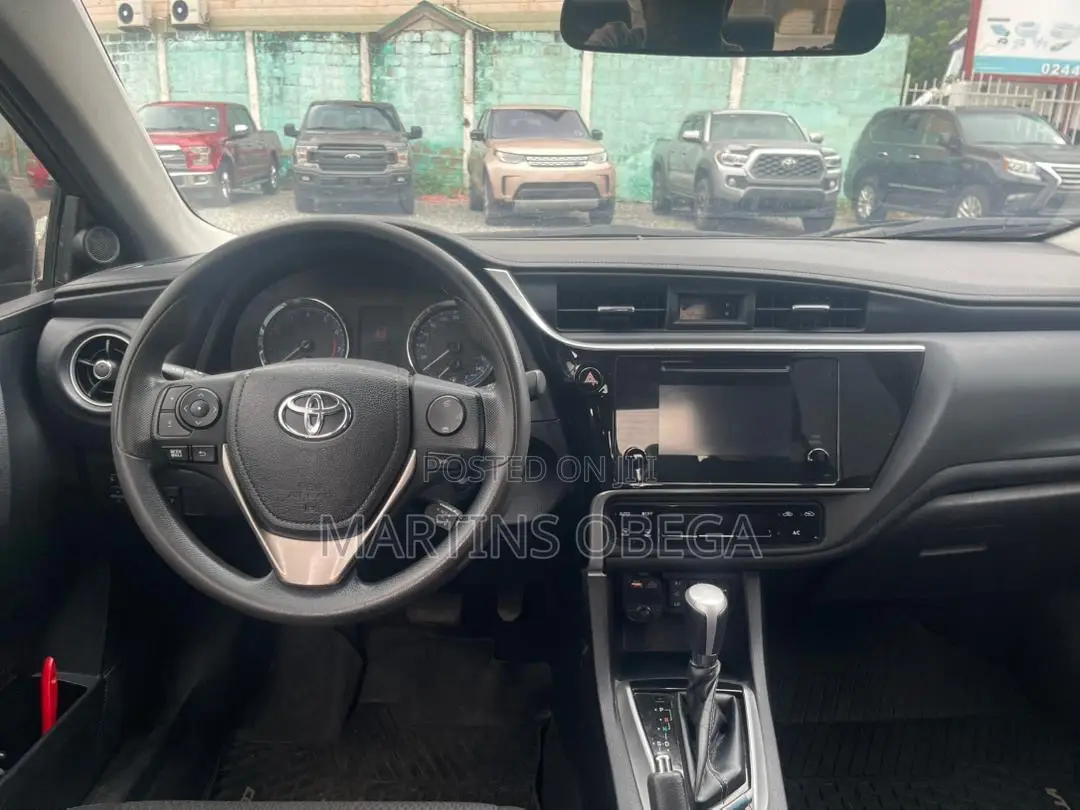 Toyota Corolla LE (1.8L 4cyl 2A) 2019 Brown