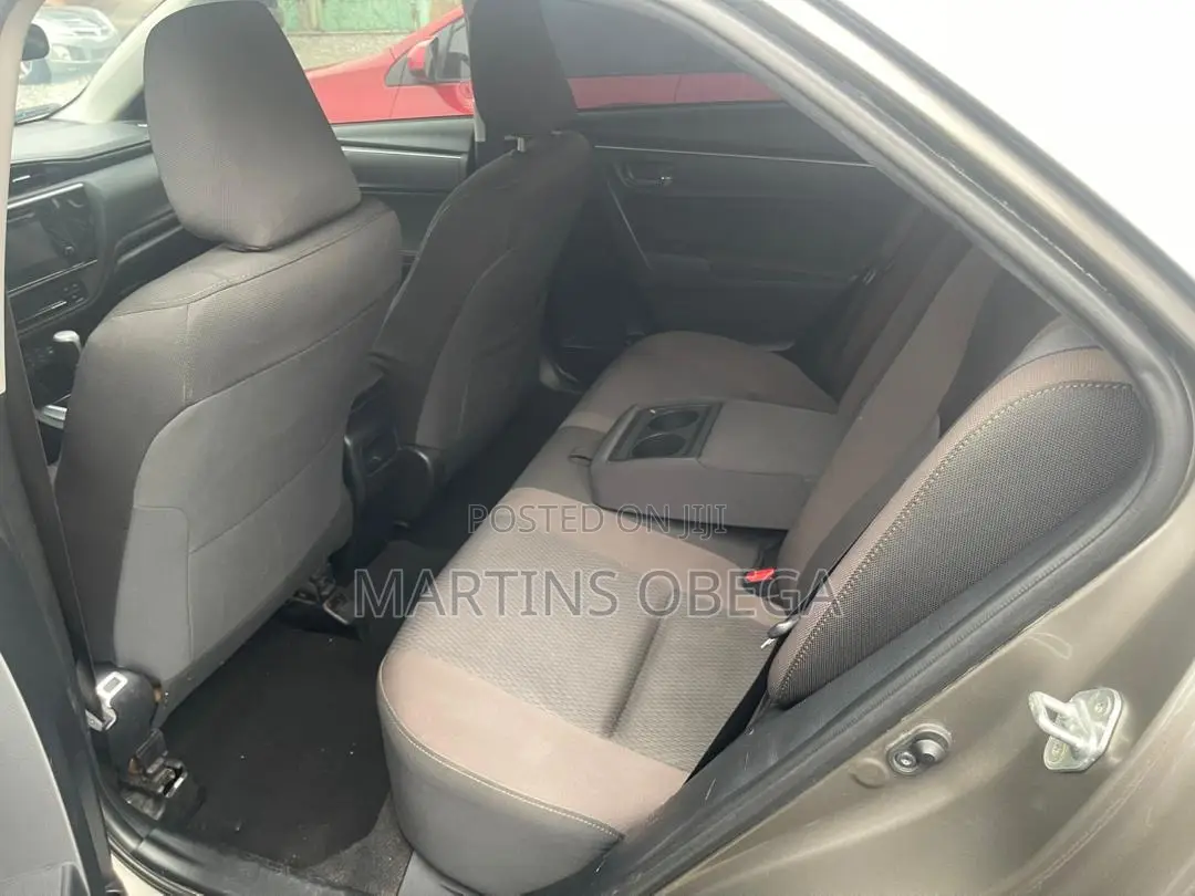 Toyota Corolla LE (1.8L 4cyl 2A) 2019 Brown