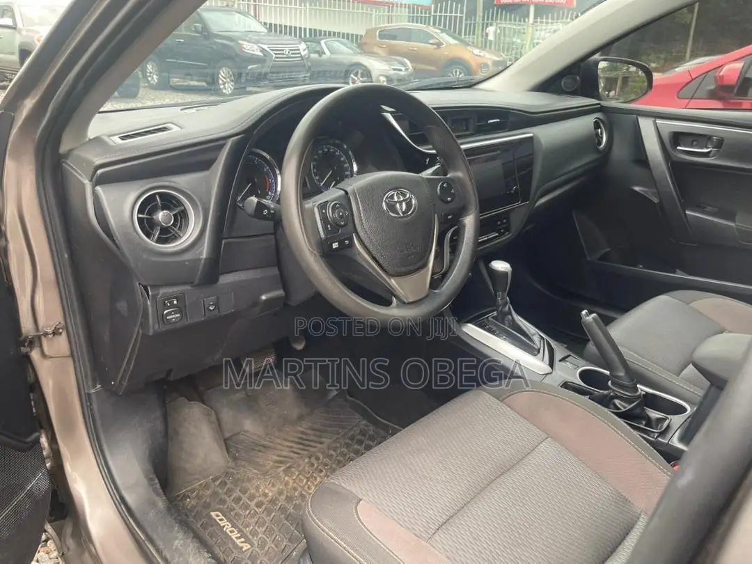 Toyota Corolla LE (1.8L 4cyl 2A) 2019 Brown