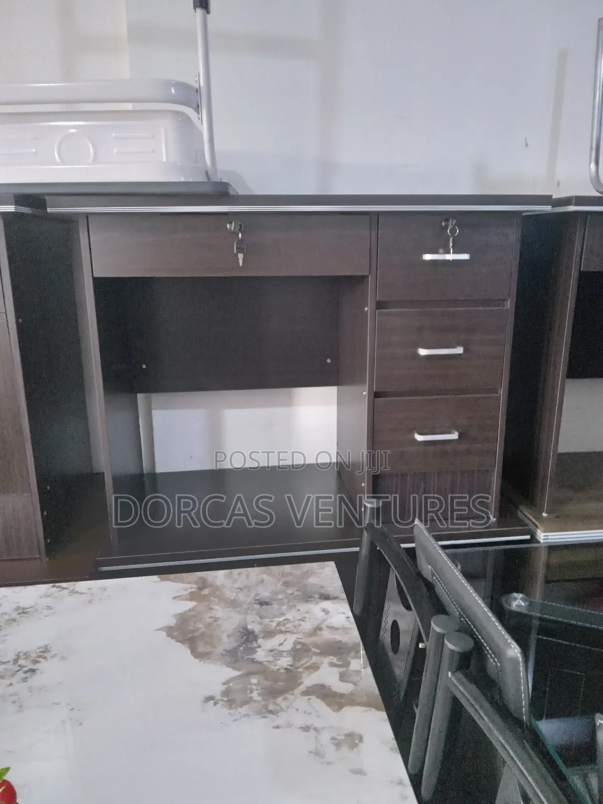 Straint Office Desk