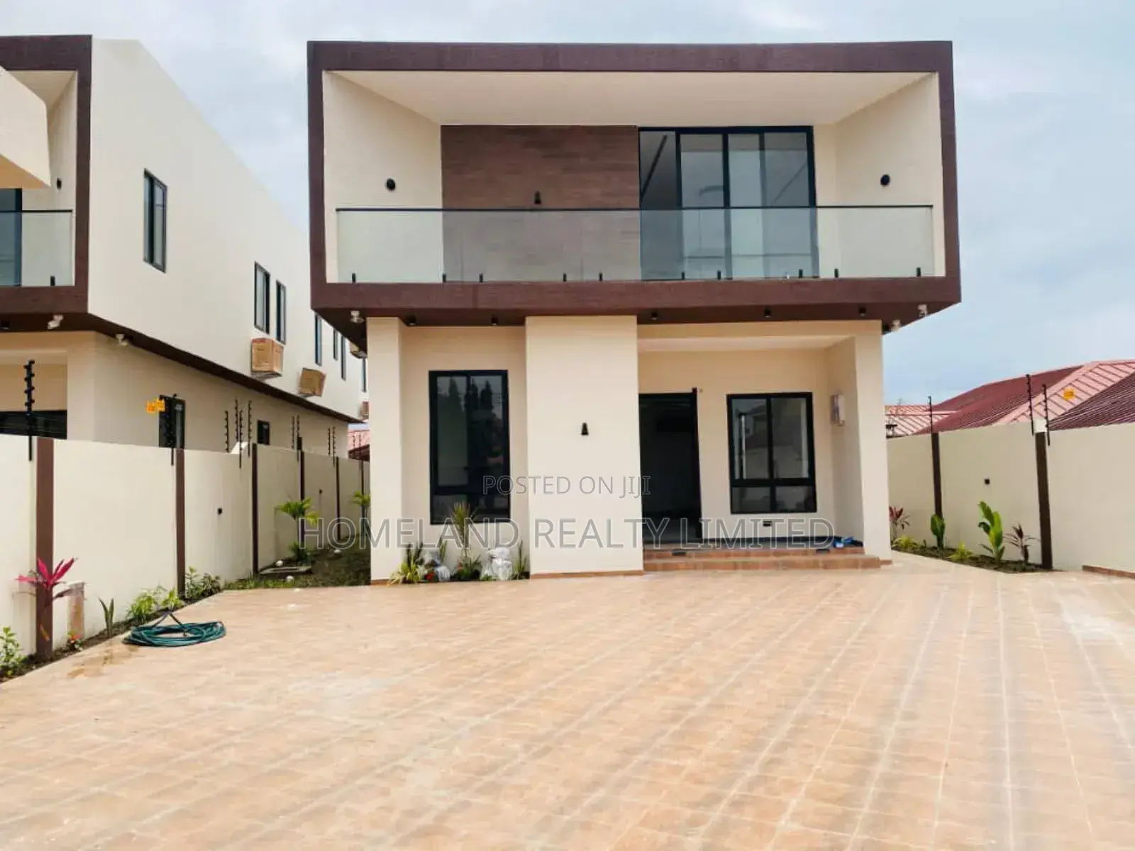 5bdrm Duplex in Oyarifa Crossing for sale