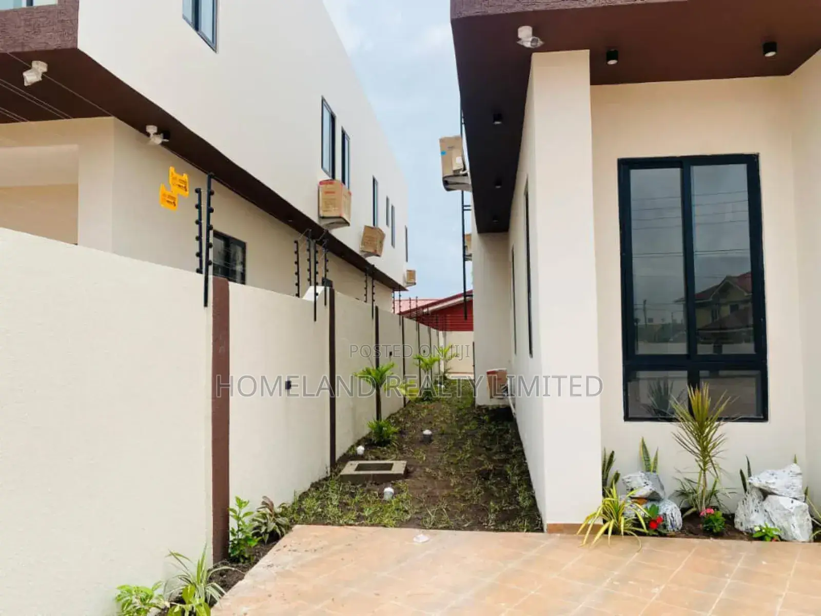 5bdrm Duplex in Oyarifa Crossing for sale