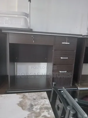 Pourler Office Desk