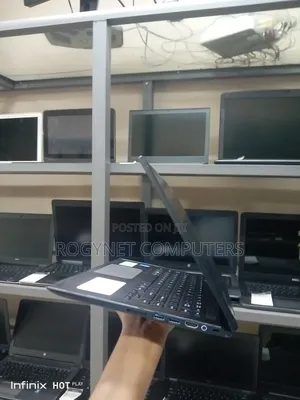 Laptop Toshiba Satellite E45T 8GB Intel Core i3 SSD 256GB