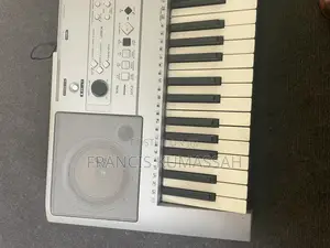 Yamaha PSR E323
