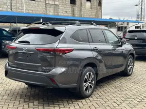 Toyota Highlander XLE 2022 Gray