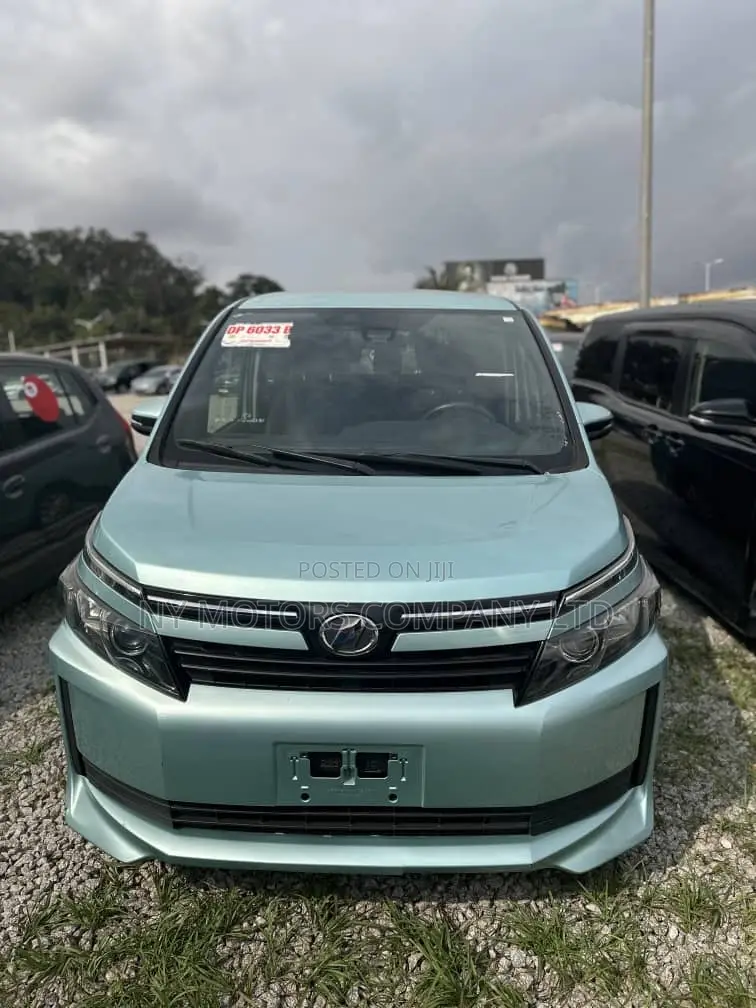 Toyota Voxy 2016 Green