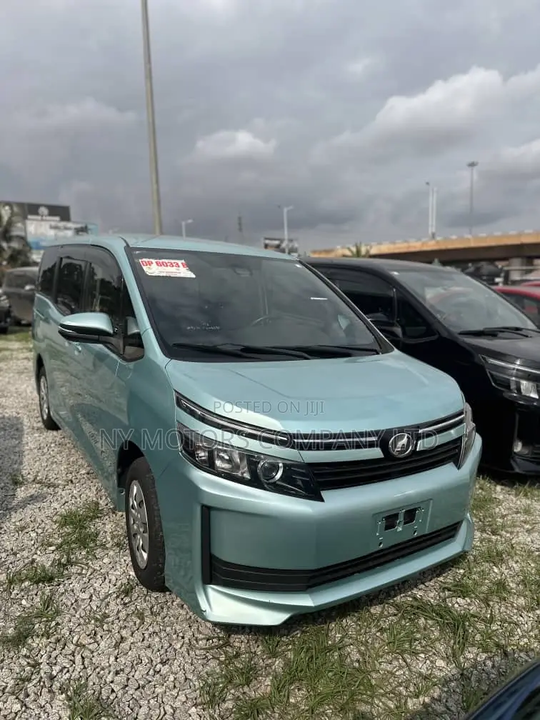 Toyota Voxy 2016 Green