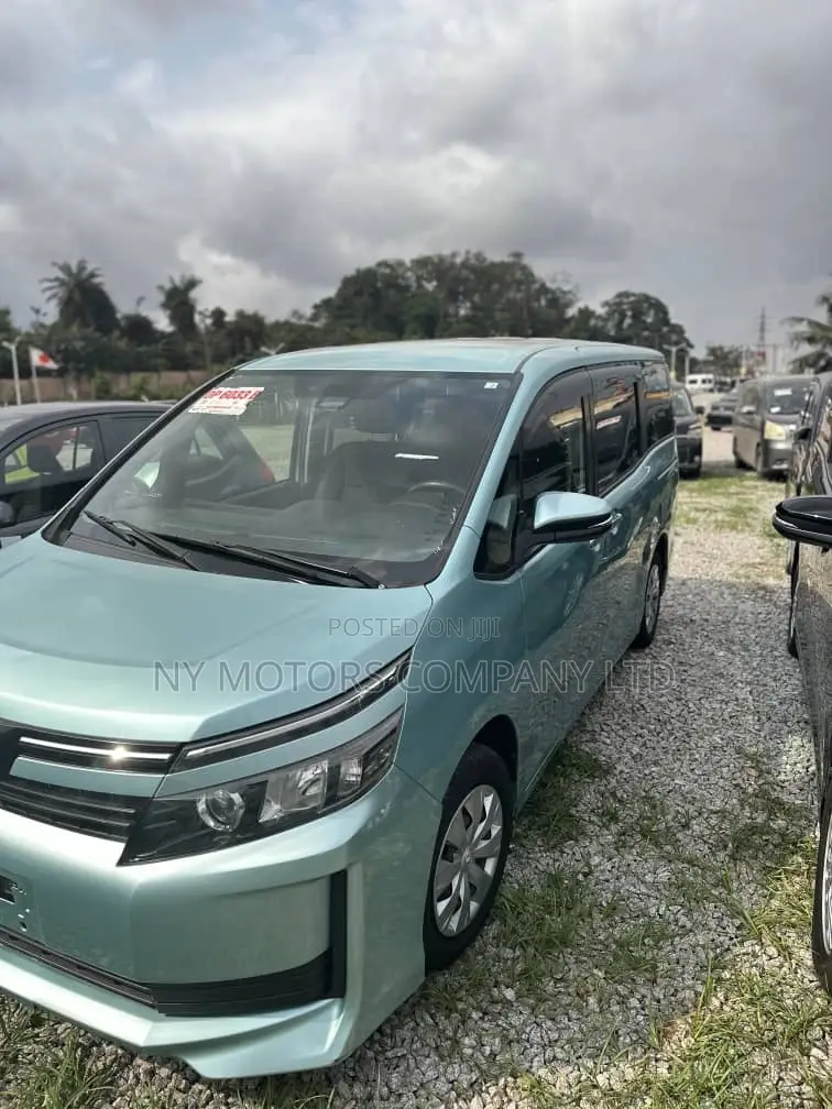 Toyota Voxy 2016 Green