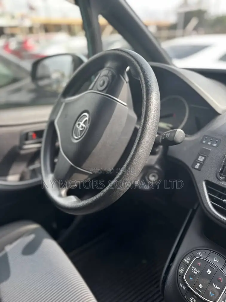 Toyota Voxy 2016 Green