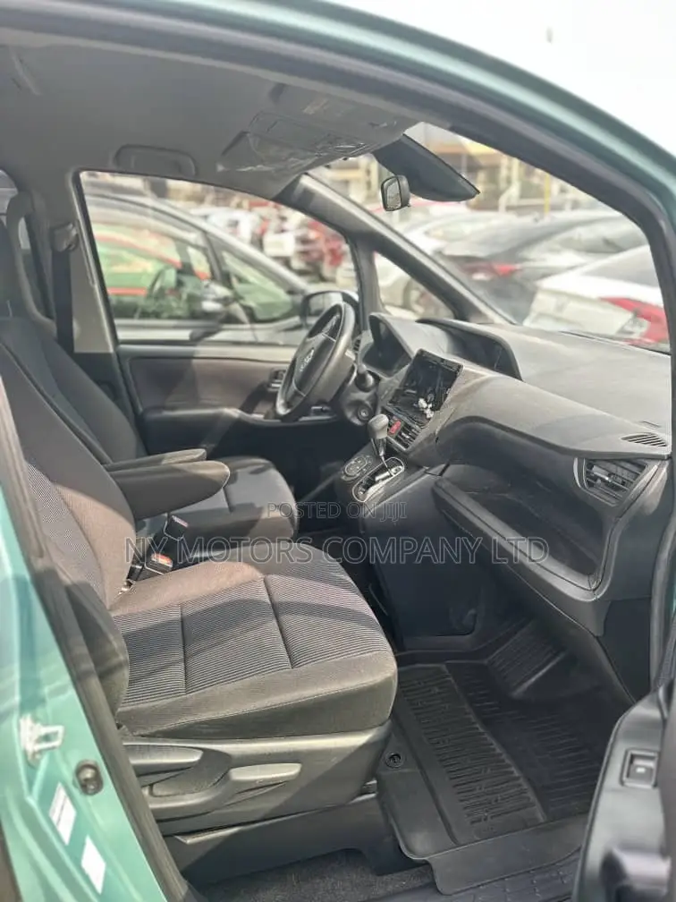 Toyota Voxy 2016 Green