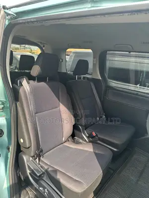 Toyota Voxy 2016 Green
