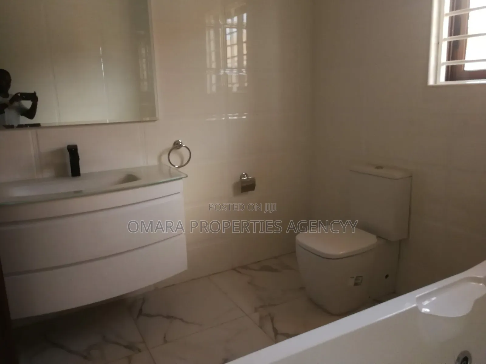 4bdrm House in Estate1, Takoradi for sale