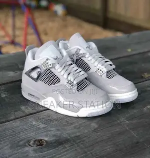 Air Jordan Retro 4 Frozen Moment