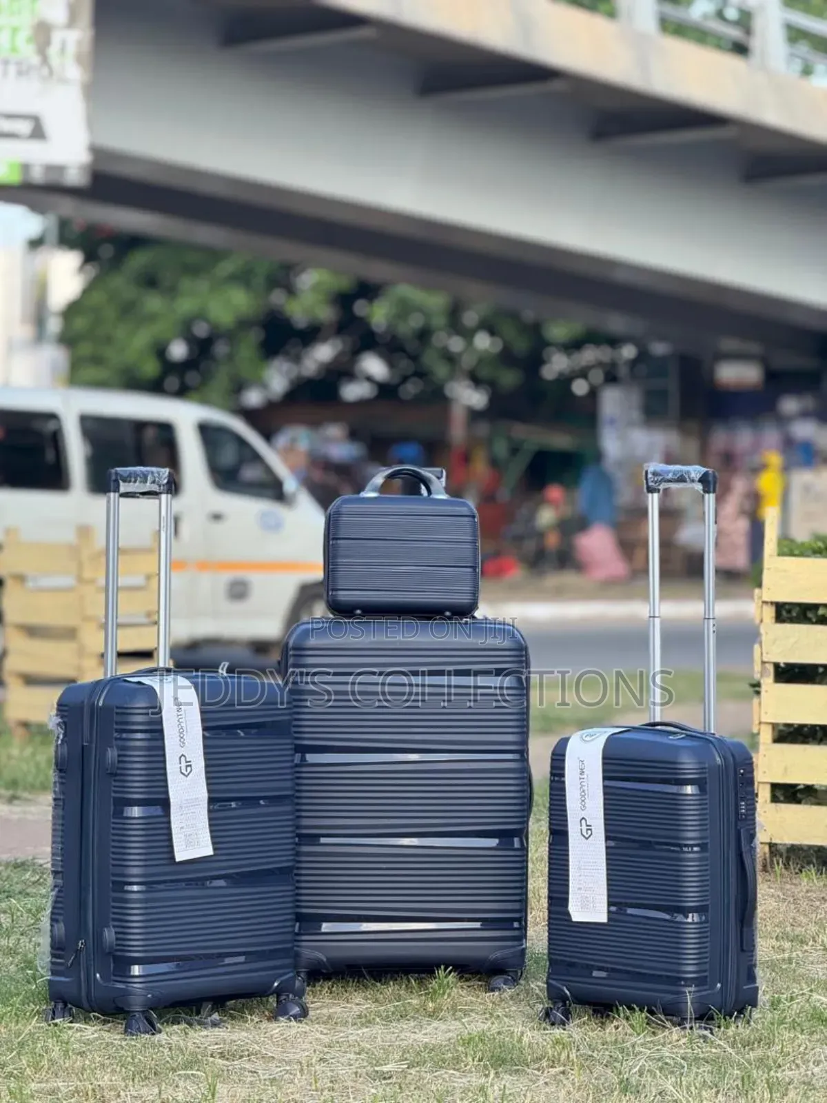 4 Pieces Pp Potable Travelling Luggage and a Cosmetics Bag