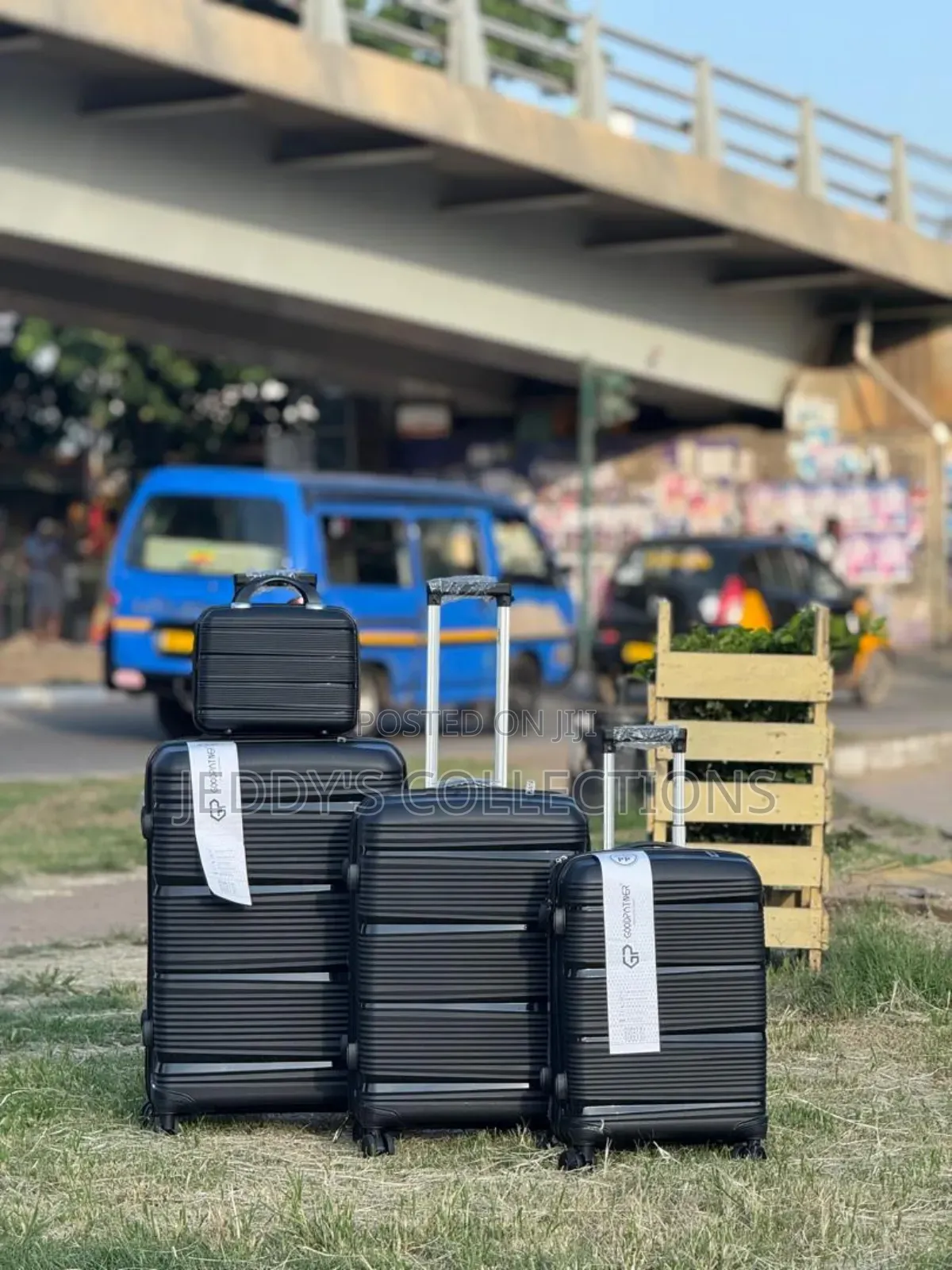 4 Pieces Pp Potable Travelling Luggage and a Cosmetics Bag