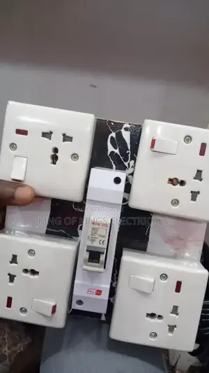 Heavy-Duty 4-Way Extension Board With Circuit Breaker Switches