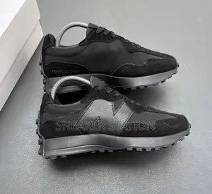 New Balance 327 All Black Sneaker