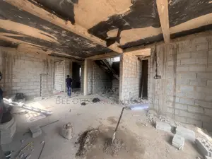 4bdrm House in Bee Decor & Homes, Old Ashomang for sale