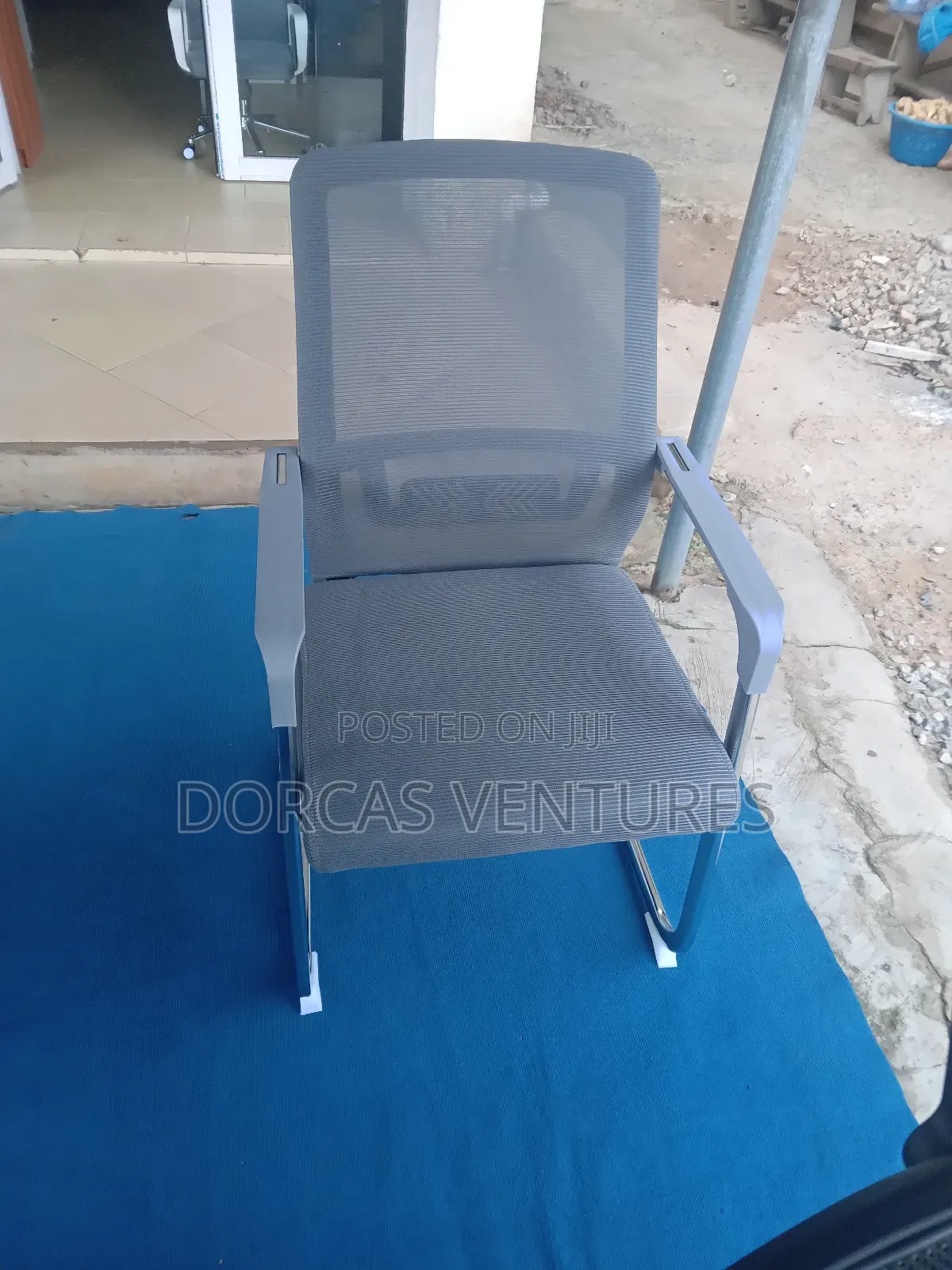 Pourler Visitor's Chair