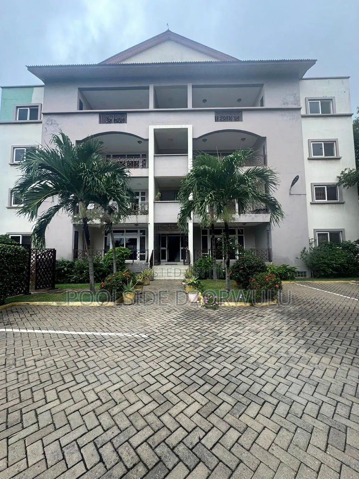 3bdrm Apartment in Pickmix Residential, Shopping Arcade Area for rent