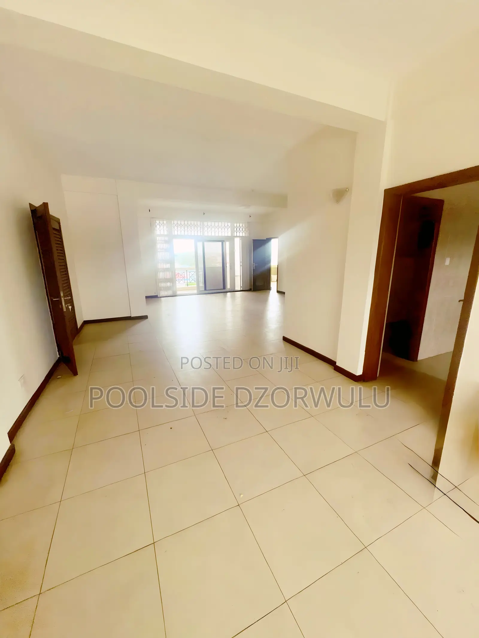 3bdrm Apartment in Pickmix Residential, Shopping Arcade Area for rent