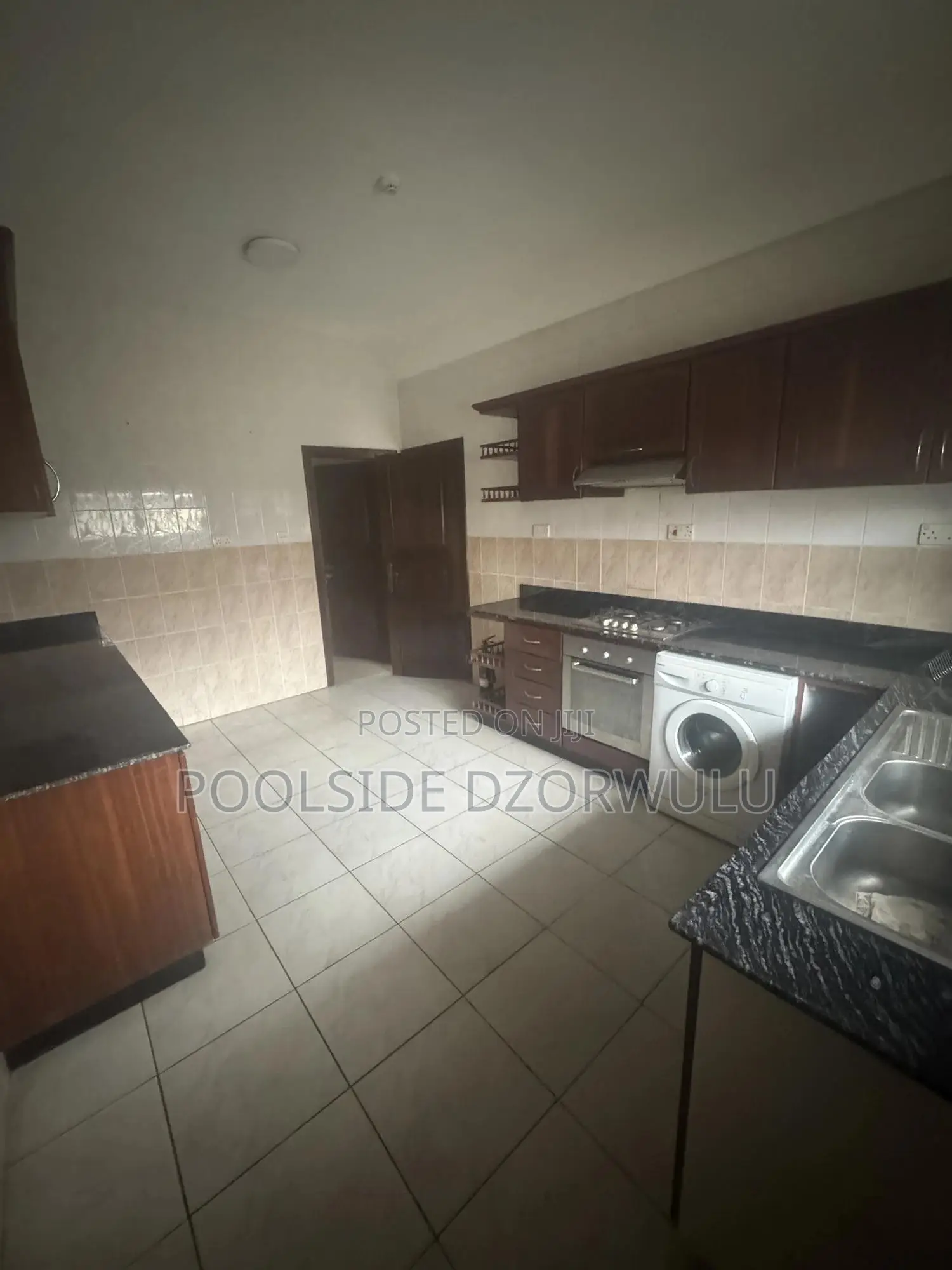 3bdrm Apartment in Pickmix Residential, Shopping Arcade Area for rent