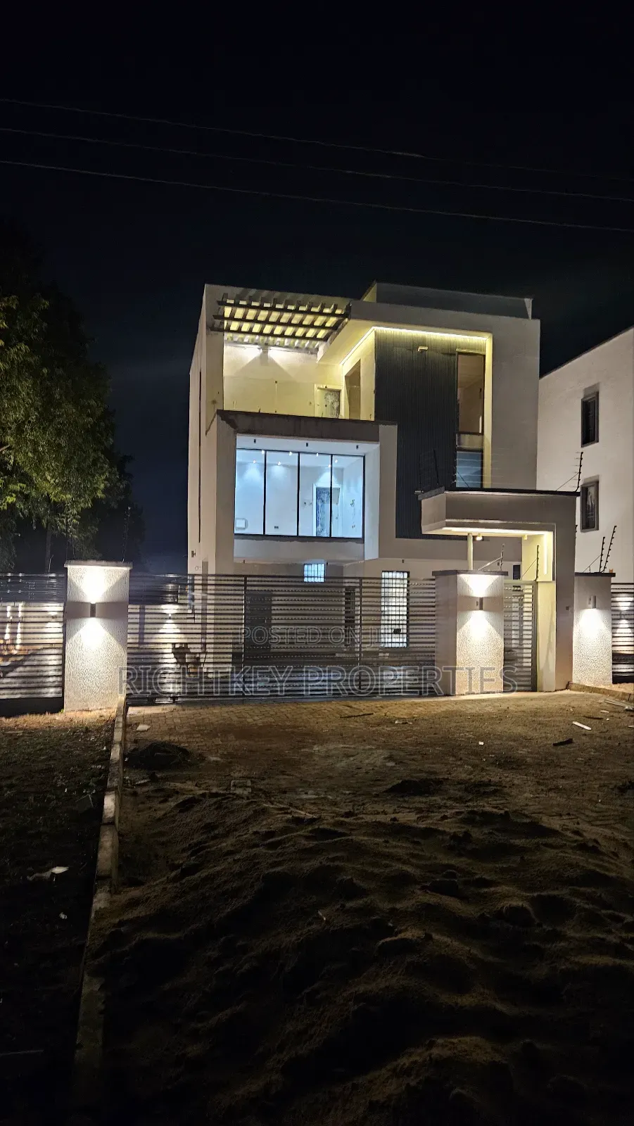 5bdrm Penthouse in Ahodwo, Kumasi Metropolitan for sale