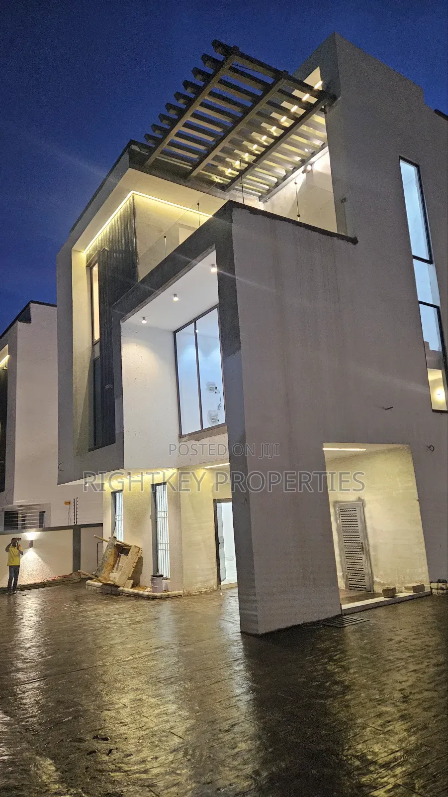 5bdrm Penthouse in Ahodwo, Kumasi Metropolitan for sale