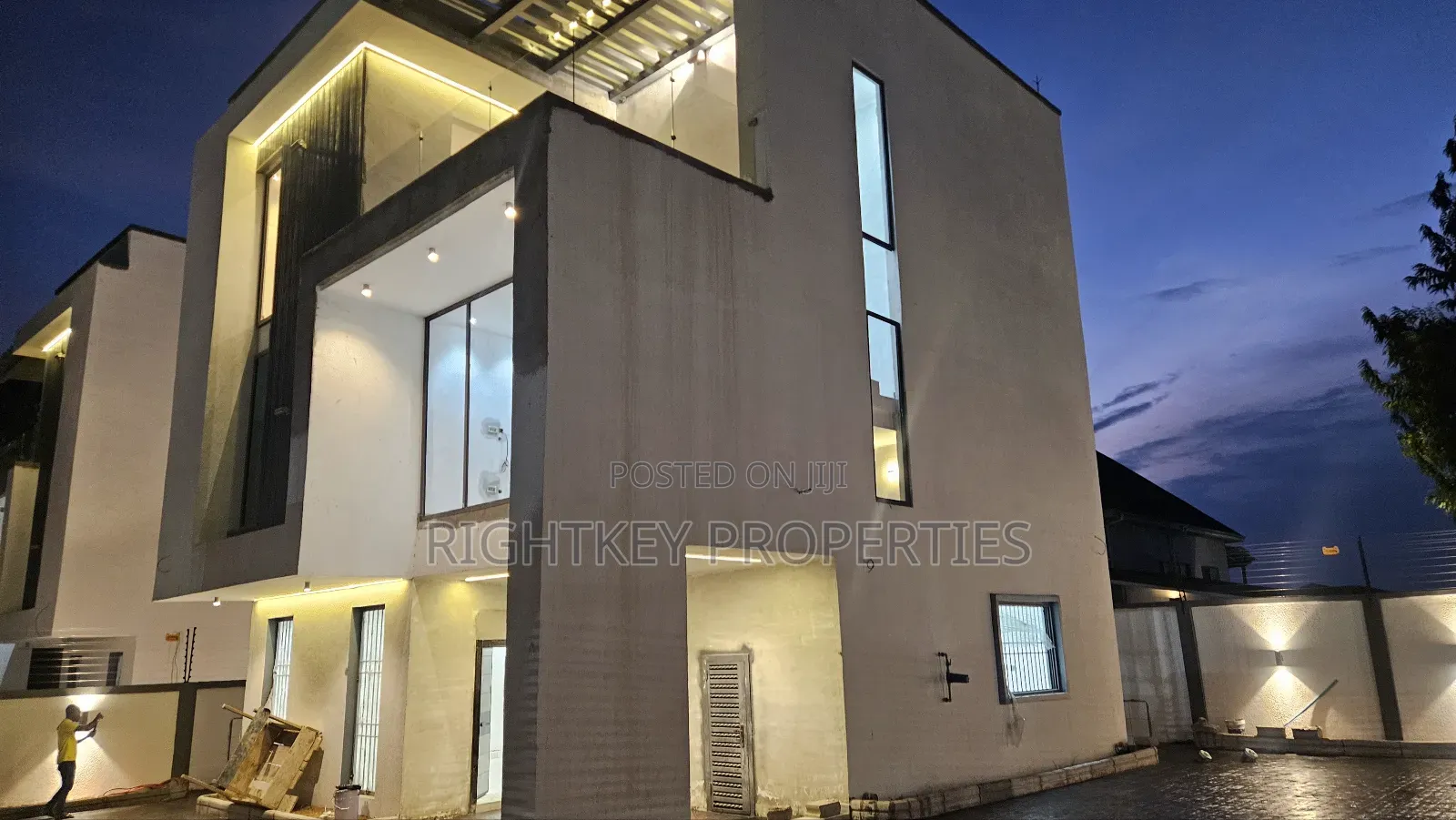 5bdrm Penthouse in Ahodwo, Kumasi Metropolitan for sale